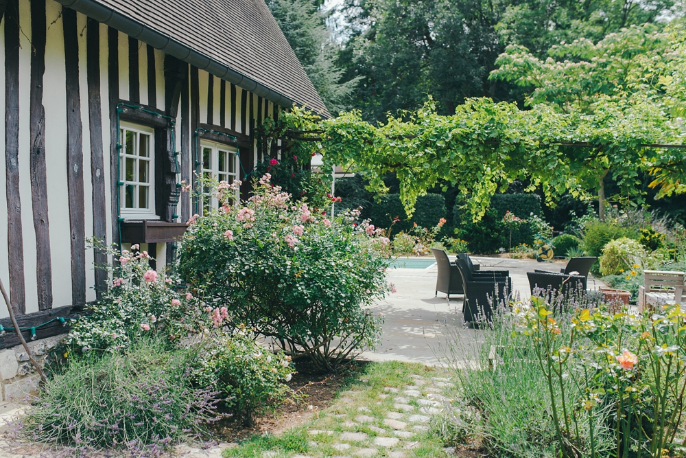 Mariage simple, végétal, fleuri, rustique à l'abbaye de Saint Martin de Boscherville en Normandie et réception de mariage aux grange de Bosc Grimont ; robe fluide dentelle, 2cv, polaroïd, costume et noeud papillon liberty par Emmanuelle Auzou de Vogue Photography, french wedding photographer in Normandy