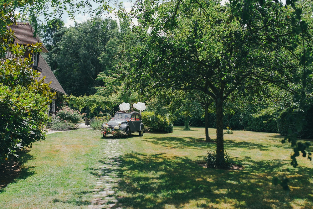 Mariage simple, végétal, fleuri, rustique à l'abbaye de Saint Martin de Boscherville en Normandie et réception de mariage aux grange de Bosc Grimont ; robe fluide dentelle, 2cv, polaroïd, costume et noeud papillon liberty par Emmanuelle Auzou de Vogue Photography, french wedding photographer in Normandy