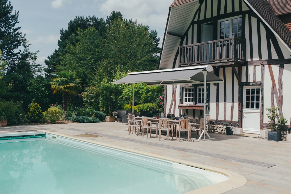 Mariage simple, végétal, fleuri, rustique à l'abbaye de Saint Martin de Boscherville en Normandie et réception de mariage aux grange de Bosc Grimont ; robe fluide dentelle, 2cv, polaroïd, costume et noeud papillon liberty par Emmanuelle Auzou de Vogue Photography, french wedding photographer in Normandy