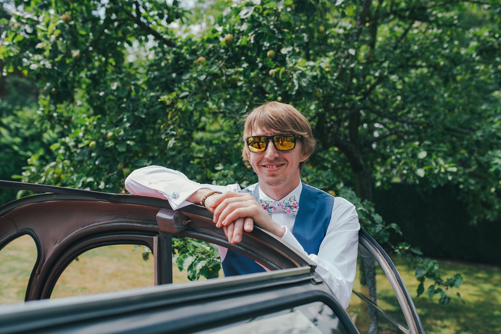 Mariage simple, végétal, fleuri, rustique à l'abbaye de Saint Martin de Boscherville en Normandie et réception de mariage aux grange de Bosc Grimont ; robe fluide dentelle, 2cv, polaroïd, costume et noeud papillon liberty par Emmanuelle Auzou de Vogue Photography, french wedding photographer in Normandy