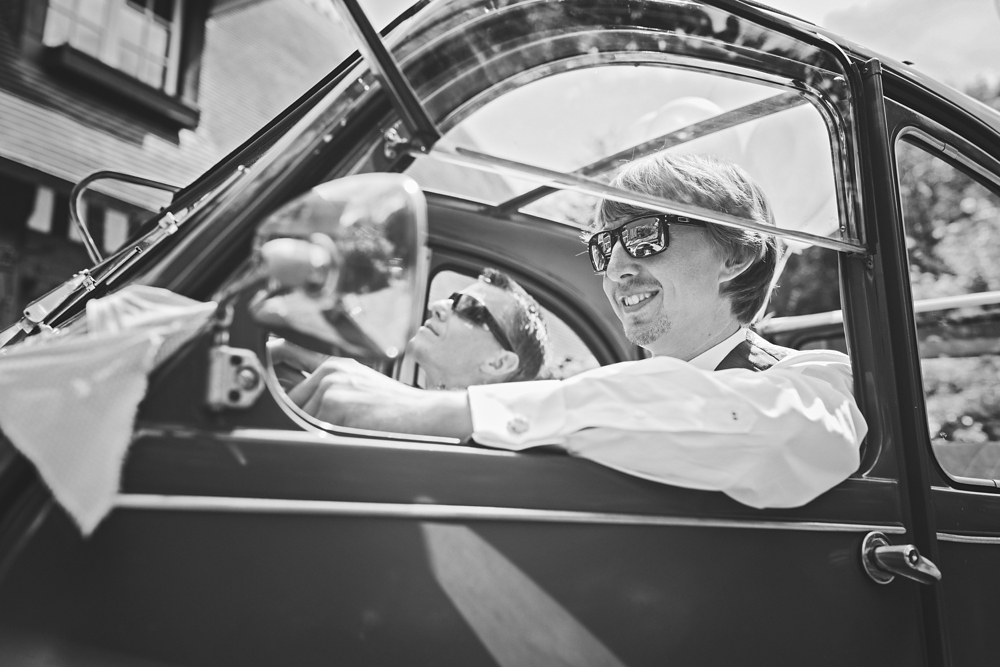 Mariage simple, végétal, fleuri, rustique à l'abbaye de Saint Martin de Boscherville en Normandie et réception de mariage aux grange de Bosc Grimont ; robe fluide dentelle, 2cv, polaroïd, costume et noeud papillon liberty par Emmanuelle Auzou de Vogue Photography, french wedding photographer in Normandy