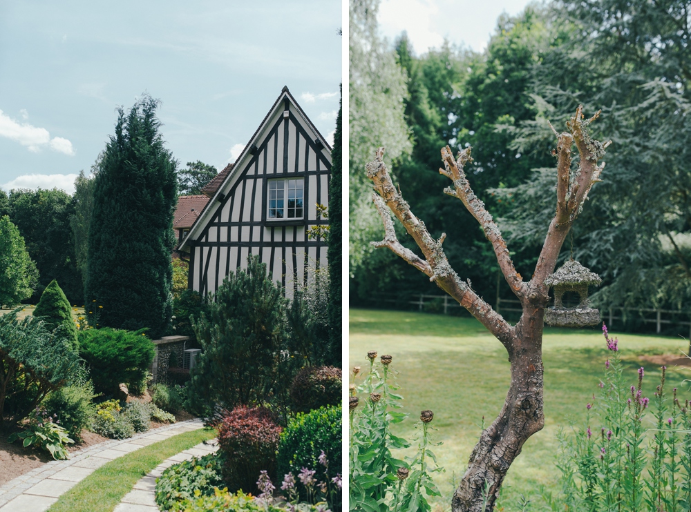Mariage simple, végétal, fleuri, rustique à l'abbaye de Saint Martin de Boscherville en Normandie et réception de mariage aux grange de Bosc Grimont ; robe fluide dentelle, 2cv, polaroïd, costume et noeud papillon liberty par Emmanuelle Auzou de Vogue Photography, french wedding photographer in Normandy