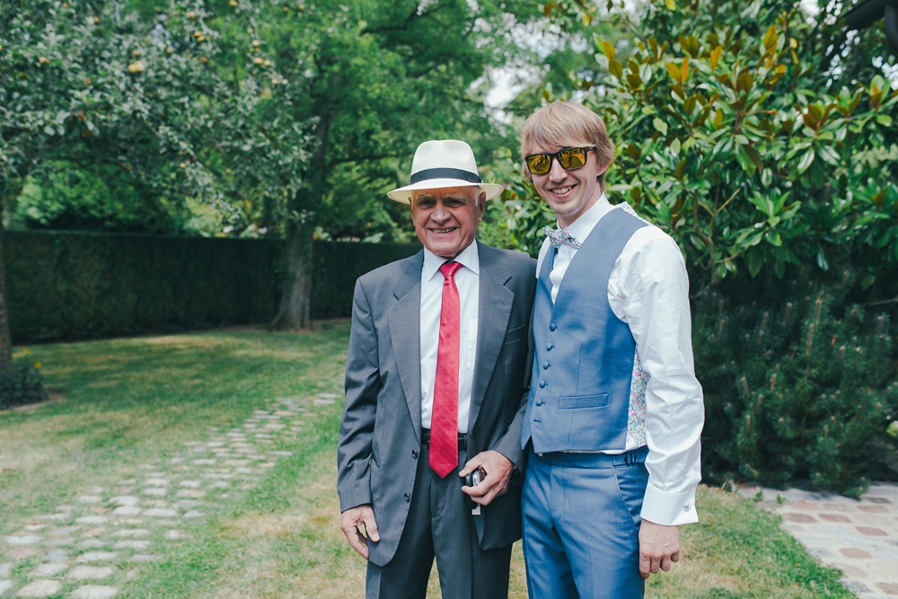 Mariage simple, végétal, fleuri, rustique à l'abbaye de Saint Martin de Boscherville en Normandie et réception de mariage aux grange de Bosc Grimont ; robe fluide dentelle, 2cv, polaroïd, costume et noeud papillon liberty par Emmanuelle Auzou de Vogue Photography, french wedding photographer in Normandy