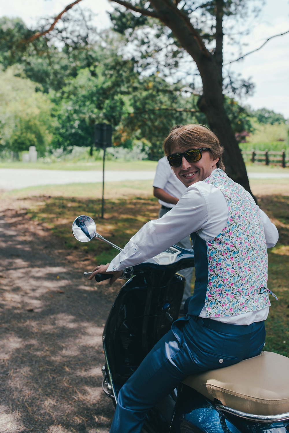 Mariage simple, végétal, fleuri, rustique à l'abbaye de Saint Martin de Boscherville en Normandie et réception de mariage aux grange de Bosc Grimont ; robe fluide dentelle, 2cv, polaroïd, costume et noeud papillon liberty par Emmanuelle Auzou de Vogue Photography, french wedding photographer in Normandy