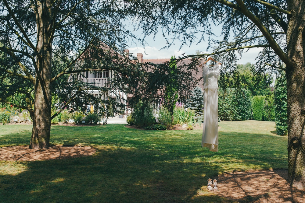 Mariage simple, végétal, fleuri, rustique à l'abbaye de Saint Martin de Boscherville en Normandie et réception de mariage aux grange de Bosc Grimont ; robe fluide dentelle, 2cv, polaroïd, costume et noeud papillon liberty par Emmanuelle Auzou de Vogue Photography, french wedding photographer in Normandy