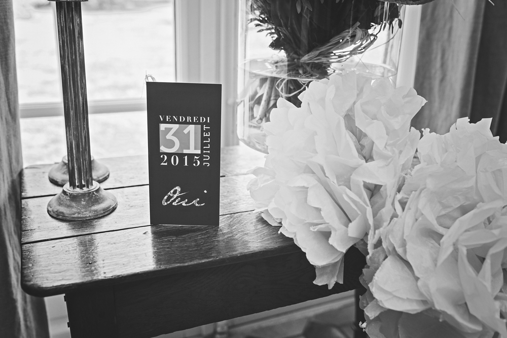 Mariage simple, végétal, fleuri, rustique à l'abbaye de Saint Martin de Boscherville en Normandie et réception de mariage aux grange de Bosc Grimont ; robe fluide dentelle, 2cv, polaroïd, costume et noeud papillon liberty par Emmanuelle Auzou de Vogue Photography, french wedding photographer in Normandy