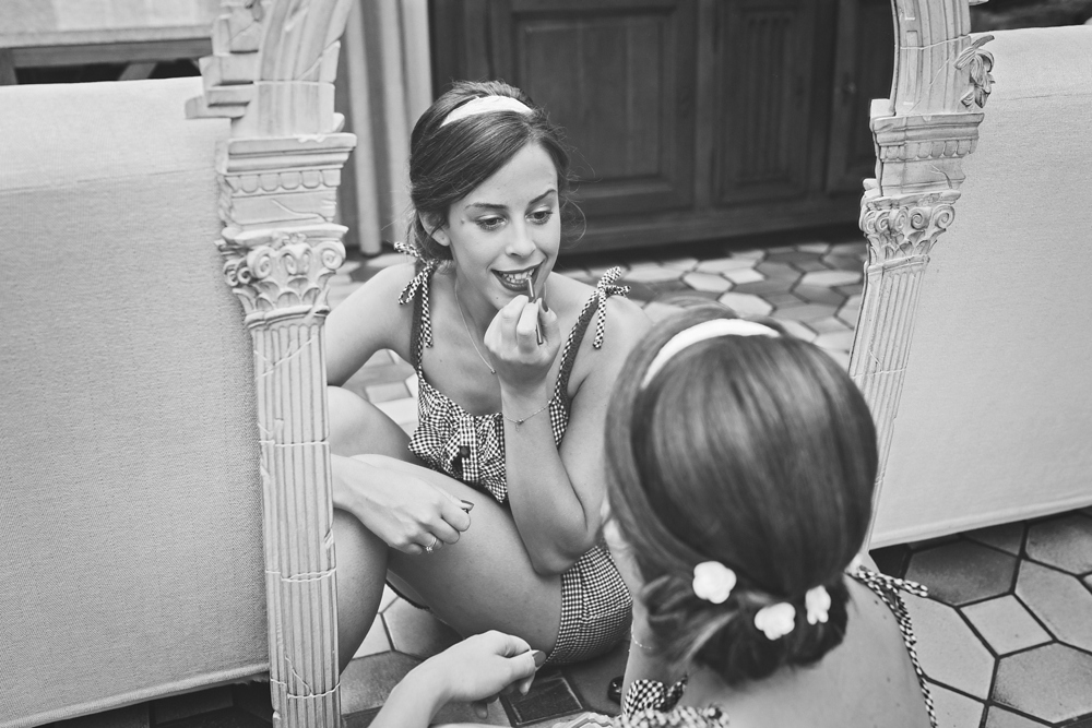 Mariage simple, végétal, fleuri, rustique à l'abbaye de Saint Martin de Boscherville en Normandie et réception de mariage aux grange de Bosc Grimont ; robe fluide dentelle, 2cv, polaroïd, costume et noeud papillon liberty par Emmanuelle Auzou de Vogue Photography, french wedding photographer in Normandy