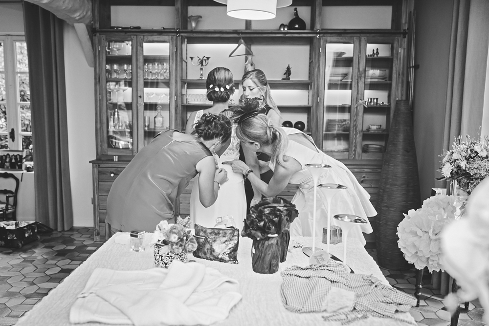 Mariage simple, végétal, fleuri, rustique à l'abbaye de Saint Martin de Boscherville en Normandie et réception de mariage aux grange de Bosc Grimont ; robe fluide dentelle, 2cv, polaroïd, costume et noeud papillon liberty par Emmanuelle Auzou de Vogue Photography, french wedding photographer in Normandy