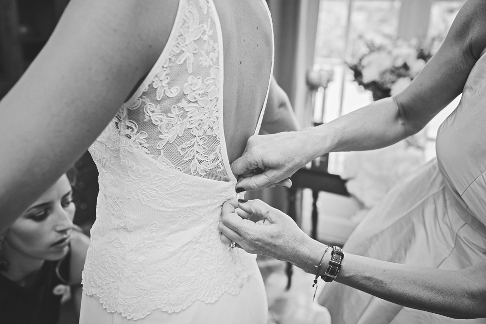 Mariage simple, végétal, fleuri, rustique à l'abbaye de Saint Martin de Boscherville en Normandie et réception de mariage aux grange de Bosc Grimont ; robe fluide dentelle, 2cv, polaroïd, costume et noeud papillon liberty par Emmanuelle Auzou de Vogue Photography, french wedding photographer in Normandy