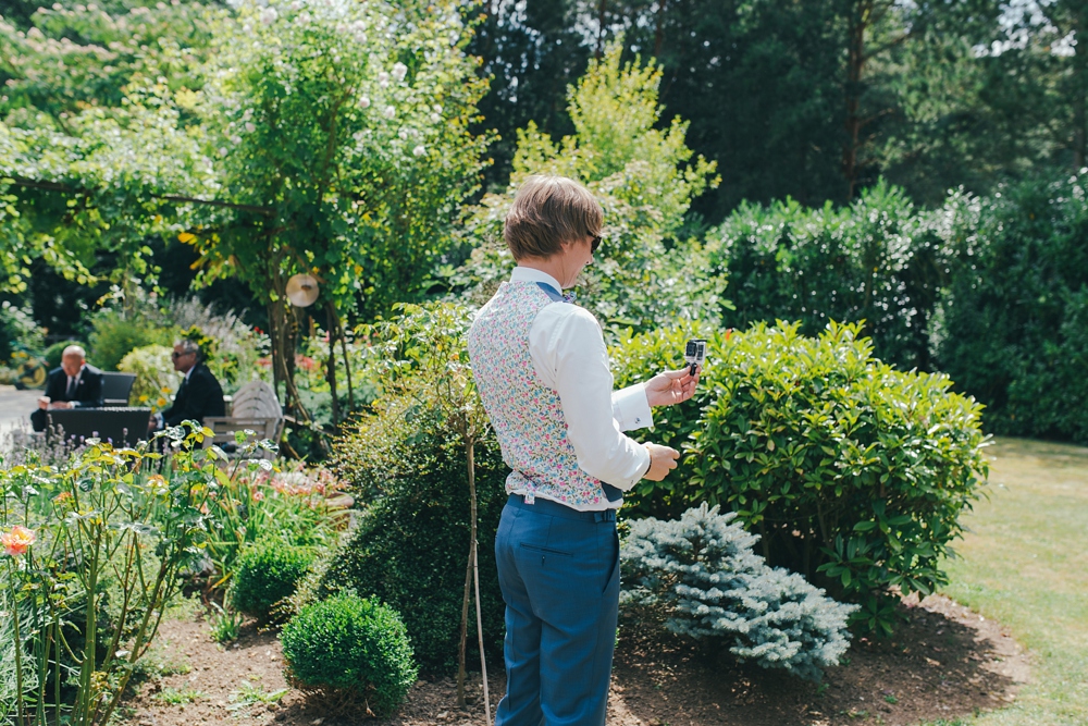 Mariage simple, végétal, fleuri, rustique à l'abbaye de Saint Martin de Boscherville en Normandie et réception de mariage aux grange de Bosc Grimont ; robe fluide dentelle, 2cv, polaroïd, costume et noeud papillon liberty par Emmanuelle Auzou de Vogue Photography, french wedding photographer in Normandy