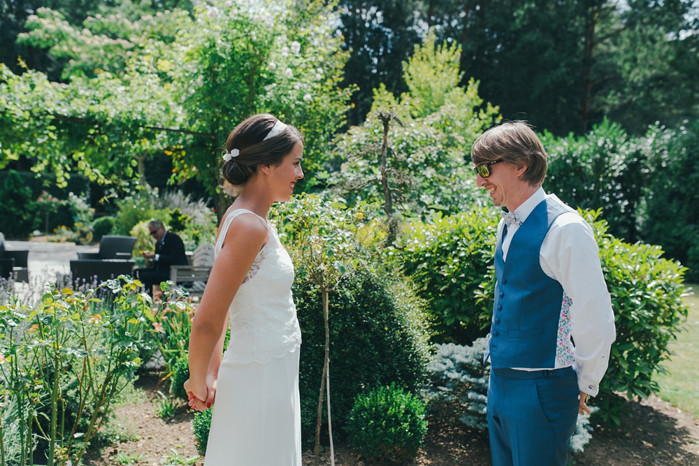 Mariage simple, végétal, fleuri, rustique à l'abbaye de Saint Martin de Boscherville en Normandie et réception de mariage aux grange de Bosc Grimont ; robe fluide dentelle, 2cv, polaroïd, costume et noeud papillon liberty par Emmanuelle Auzou de Vogue Photography, french wedding photographer in Normandy