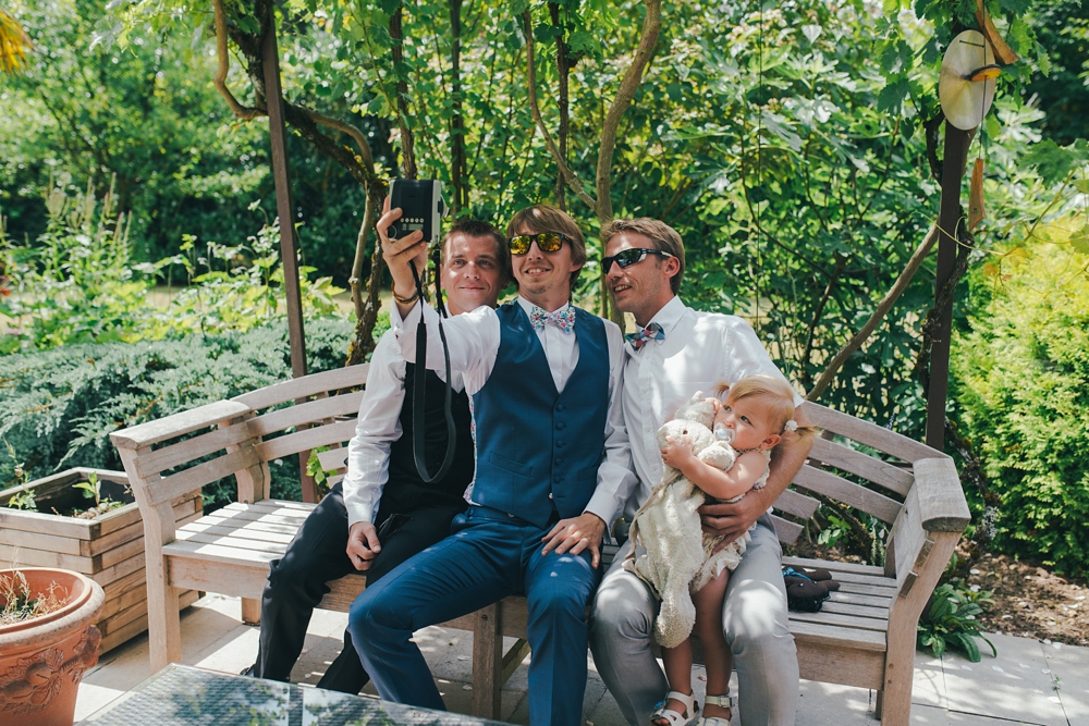 Mariage simple, végétal, fleuri, rustique à l'abbaye de Saint Martin de Boscherville en Normandie et réception de mariage aux grange de Bosc Grimont ; robe fluide dentelle, 2cv, polaroïd, costume et noeud papillon liberty par Emmanuelle Auzou de Vogue Photography, french wedding photographer in Normandy