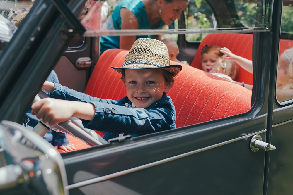 Mariage simple, végétal, fleuri, rustique à l'abbaye de Saint Martin de Boscherville en Normandie et réception de mariage aux grange de Bosc Grimont ; robe fluide dentelle, 2cv, polaroïd, costume et noeud papillon liberty par Emmanuelle Auzou de Vogue Photography, french wedding photographer in Normandy