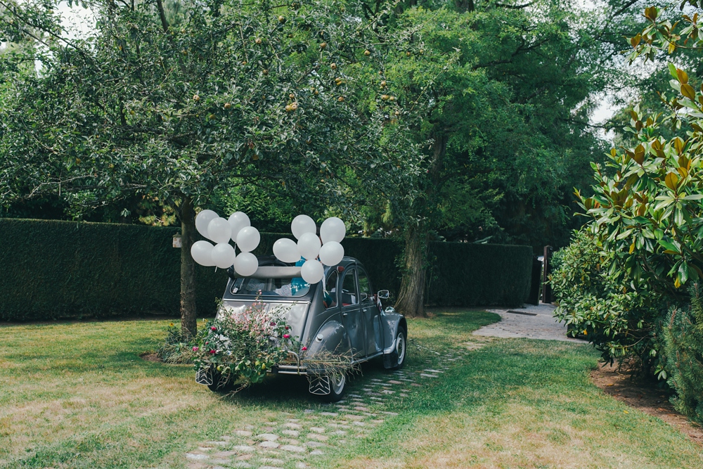 Mariage simple, végétal, fleuri, rustique à l'abbaye de Saint Martin de Boscherville en Normandie et réception de mariage aux grange de Bosc Grimont ; robe fluide dentelle, 2cv, polaroïd, costume et noeud papillon liberty par Emmanuelle Auzou de Vogue Photography, french wedding photographer in Normandy