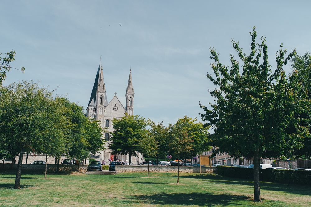 Mariage simple, végétal, fleuri, rustique à l'abbaye de Saint Martin de Boscherville en Normandie et réception de mariage aux grange de Bosc Grimont ; robe fluide dentelle, 2cv, polaroïd, costume et noeud papillon liberty par Emmanuelle Auzou de Vogue Photography, french wedding photographer in Normandy