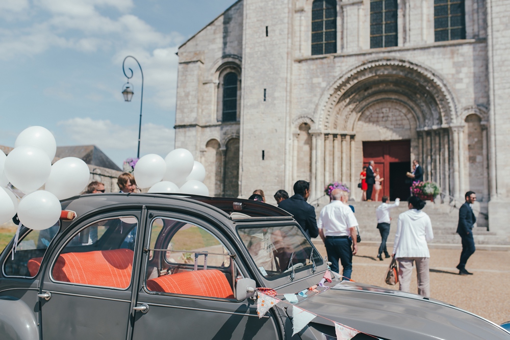 Mariage simple, végétal, fleuri, rustique à l'abbaye de Saint Martin de Boscherville en Normandie et réception de mariage aux grange de Bosc Grimont ; robe fluide dentelle, 2cv, polaroïd, costume et noeud papillon liberty par Emmanuelle Auzou de Vogue Photography, french wedding photographer in Normandy