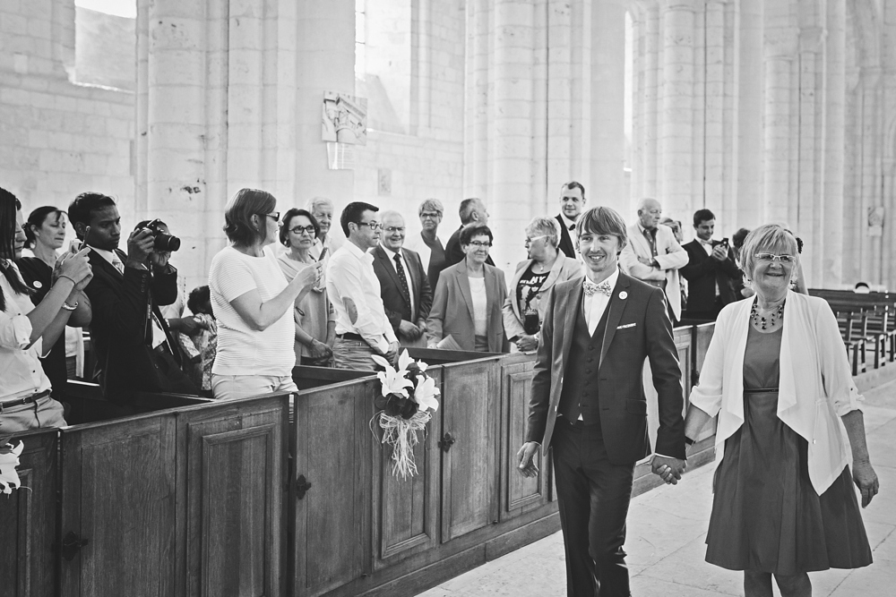 Mariage simple, végétal, fleuri, rustique à l'abbaye de Saint Martin de Boscherville en Normandie et réception de mariage aux grange de Bosc Grimont ; robe fluide dentelle, 2cv, polaroïd, costume et noeud papillon liberty par Emmanuelle Auzou de Vogue Photography, french wedding photographer in Normandy