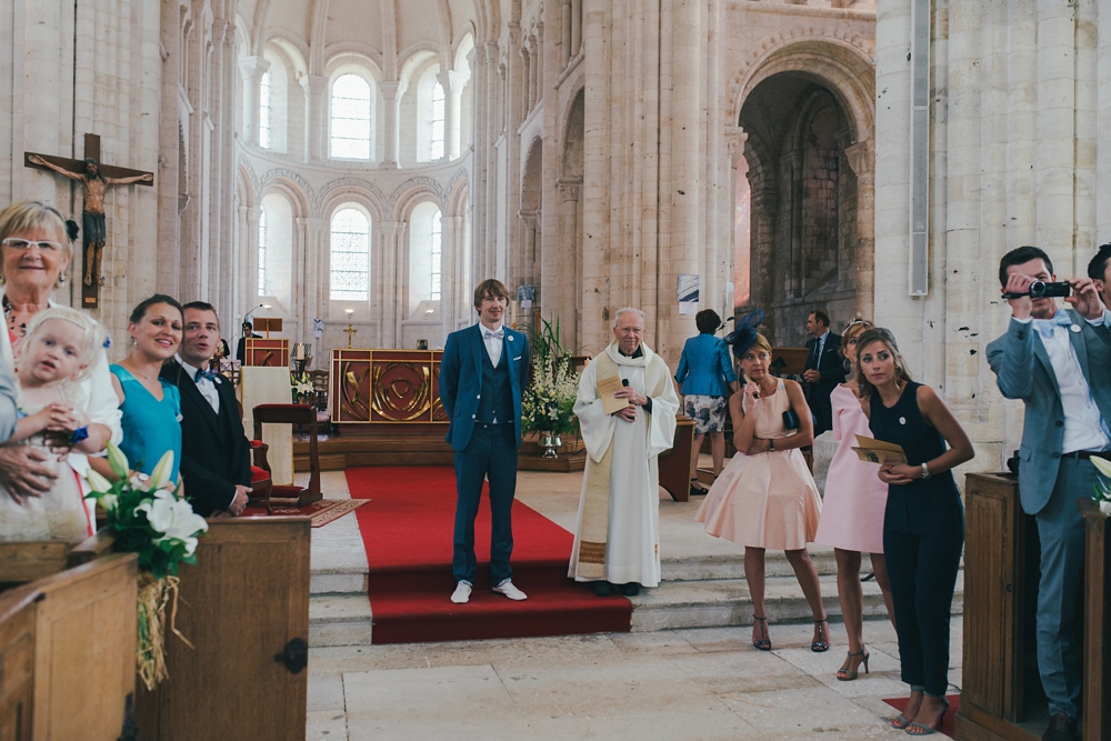 Mariage simple, végétal, fleuri, rustique à l'abbaye de Saint Martin de Boscherville en Normandie et réception de mariage aux grange de Bosc Grimont ; robe fluide dentelle, 2cv, polaroïd, costume et noeud papillon liberty par Emmanuelle Auzou de Vogue Photography, french wedding photographer in Normandy