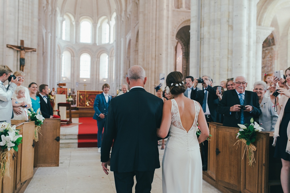 Mariage simple, végétal, fleuri, rustique à l'abbaye de Saint Martin de Boscherville en Normandie et réception de mariage aux grange de Bosc Grimont ; robe fluide dentelle, 2cv, polaroïd, costume et noeud papillon liberty par Emmanuelle Auzou de Vogue Photography, french wedding photographer in Normandy