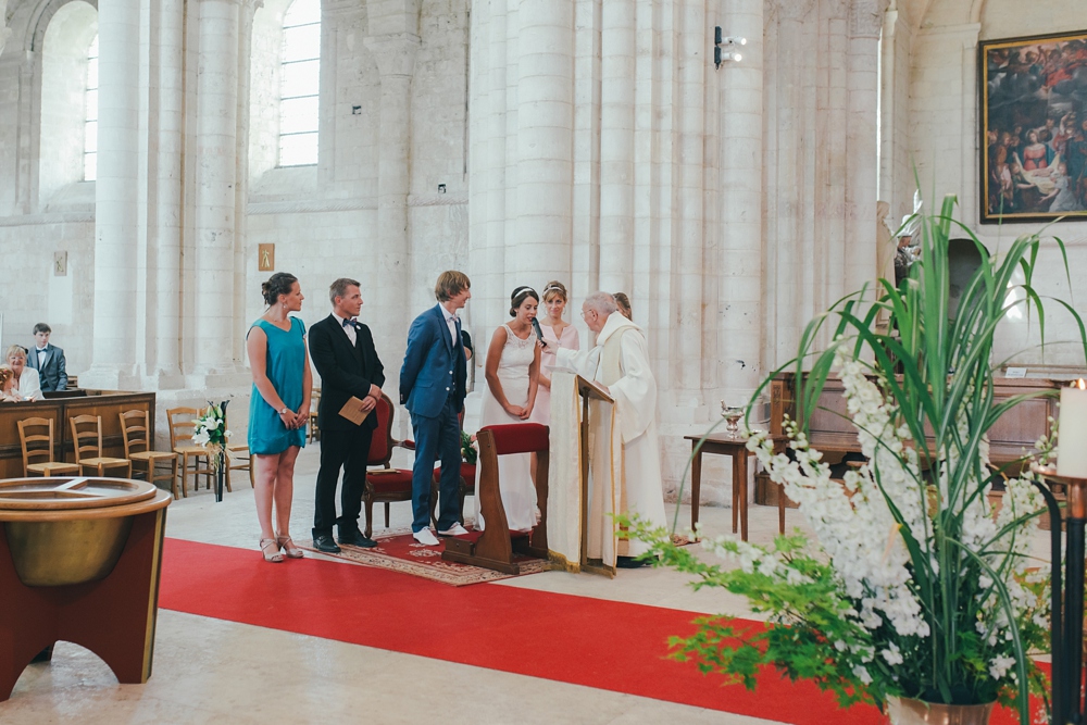 Mariage simple, végétal, fleuri, rustique à l'abbaye de Saint Martin de Boscherville en Normandie et réception de mariage aux grange de Bosc Grimont ; robe fluide dentelle, 2cv, polaroïd, costume et noeud papillon liberty par Emmanuelle Auzou de Vogue Photography, french wedding photographer in Normandy