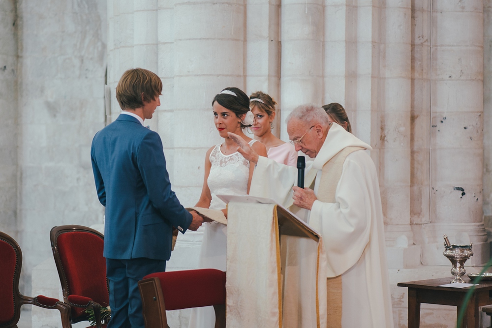 Mariage simple, végétal, fleuri, rustique à l'abbaye de Saint Martin de Boscherville en Normandie et réception de mariage aux grange de Bosc Grimont ; robe fluide dentelle, 2cv, polaroïd, costume et noeud papillon liberty par Emmanuelle Auzou de Vogue Photography, french wedding photographer in Normandy