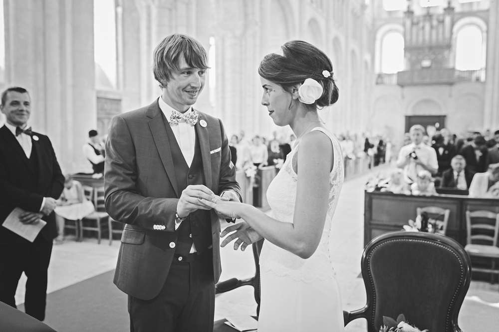 Mariage simple, végétal, fleuri, rustique à l'abbaye de Saint Martin de Boscherville en Normandie et réception de mariage aux grange de Bosc Grimont ; robe fluide dentelle, 2cv, polaroïd, costume et noeud papillon liberty par Emmanuelle Auzou de Vogue Photography, french wedding photographer in Normandy