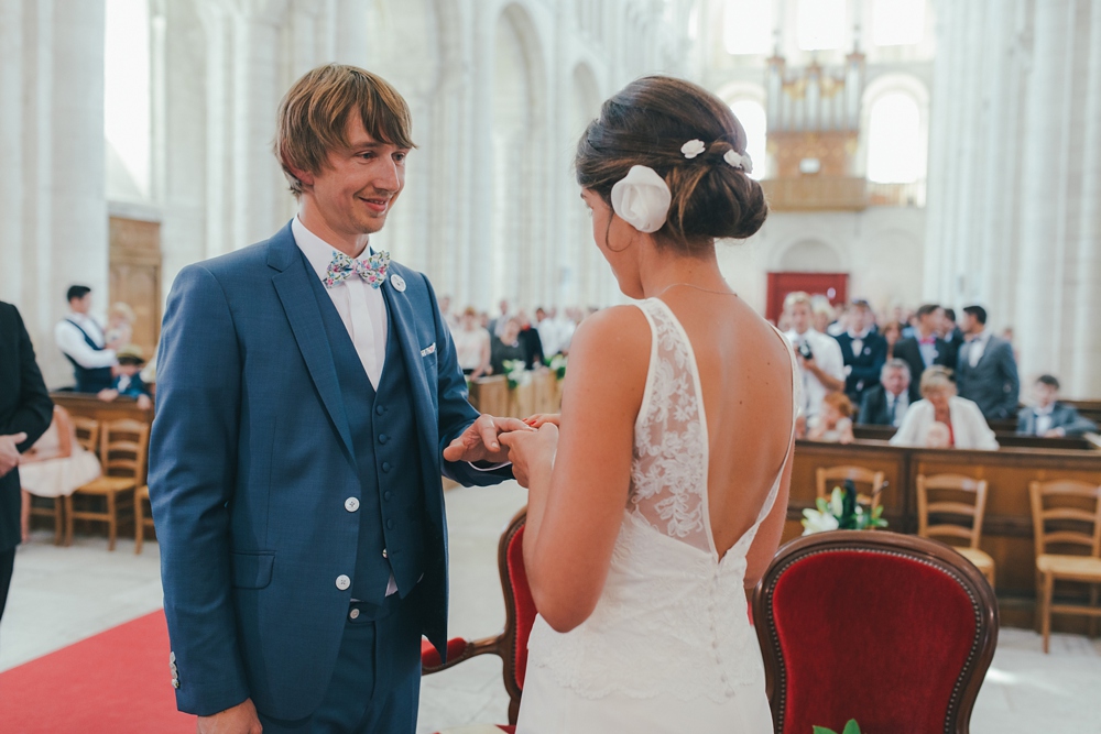 Mariage simple, végétal, fleuri, rustique à l'abbaye de Saint Martin de Boscherville en Normandie et réception de mariage aux grange de Bosc Grimont ; robe fluide dentelle, 2cv, polaroïd, costume et noeud papillon liberty par Emmanuelle Auzou de Vogue Photography, french wedding photographer in Normandy
