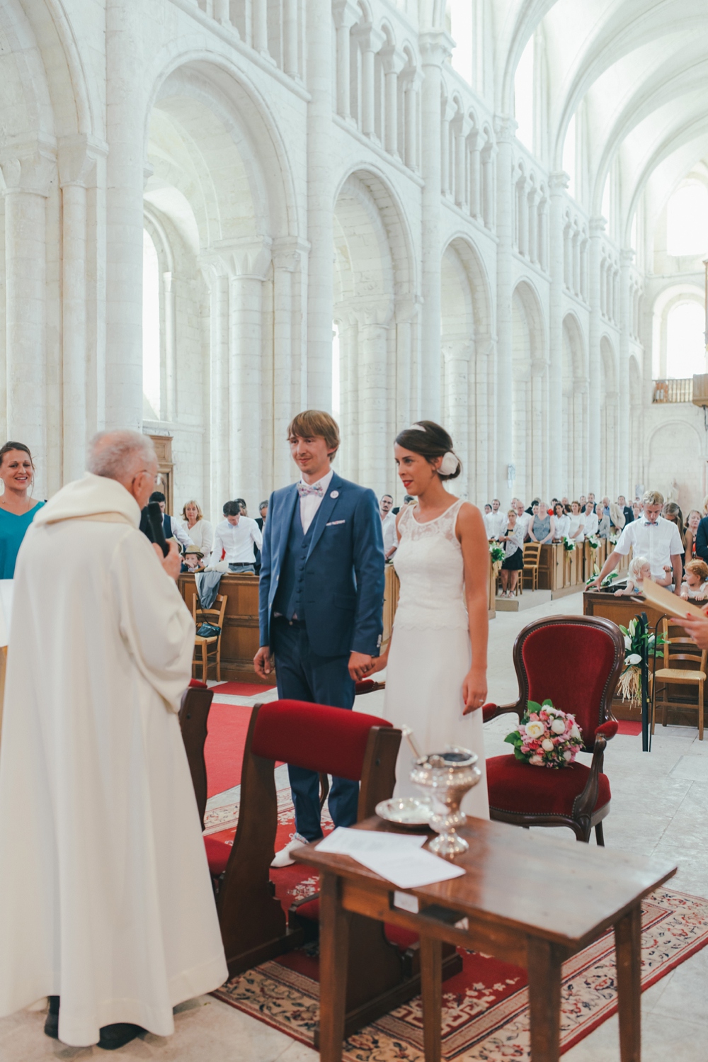 Mariage simple, végétal, fleuri, rustique à l'abbaye de Saint Martin de Boscherville en Normandie et réception de mariage aux grange de Bosc Grimont ; robe fluide dentelle, 2cv, polaroïd, costume et noeud papillon liberty par Emmanuelle Auzou de Vogue Photography, french wedding photographer in Normandy