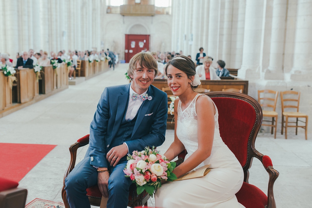 Mariage simple, végétal, fleuri, rustique à l'abbaye de Saint Martin de Boscherville en Normandie et réception de mariage aux grange de Bosc Grimont ; robe fluide dentelle, 2cv, polaroïd, costume et noeud papillon liberty par Emmanuelle Auzou de Vogue Photography, french wedding photographer in Normandy