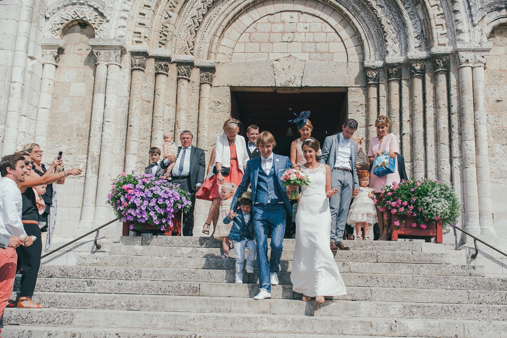 Mariage simple, végétal, fleuri, rustique à l'abbaye de Saint Martin de Boscherville en Normandie et réception de mariage aux grange de Bosc Grimont ; robe fluide dentelle, 2cv, polaroïd, costume et noeud papillon liberty par Emmanuelle Auzou de Vogue Photography, french wedding photographer in Normandy
