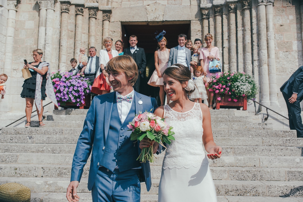 Mariage simple, végétal, fleuri, rustique à l'abbaye de Saint Martin de Boscherville en Normandie et réception de mariage aux grange de Bosc Grimont ; robe fluide dentelle, 2cv, polaroïd, costume et noeud papillon liberty par Emmanuelle Auzou de Vogue Photography, french wedding photographer in Normandy