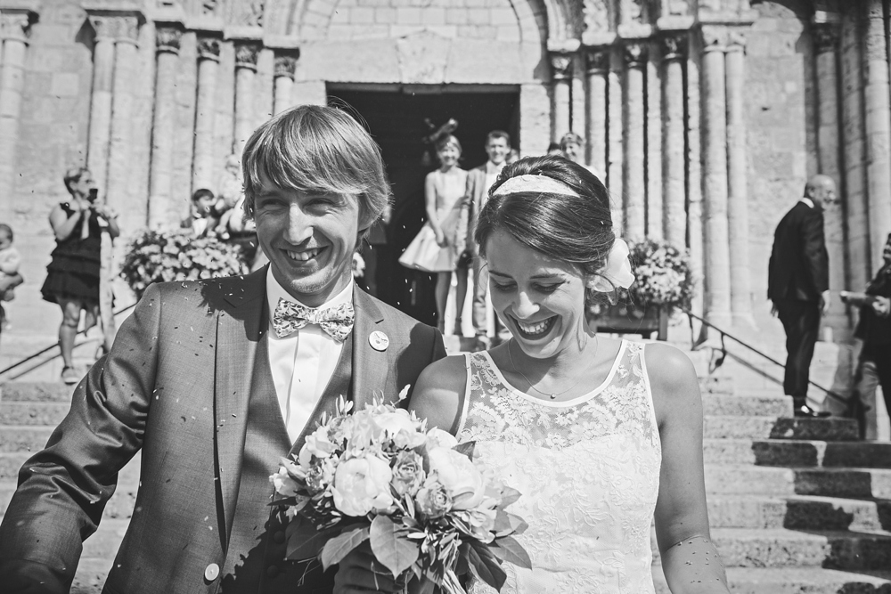 Mariage simple, végétal, fleuri, rustique à l'abbaye de Saint Martin de Boscherville en Normandie et réception de mariage aux grange de Bosc Grimont ; robe fluide dentelle, 2cv, polaroïd, costume et noeud papillon liberty par Emmanuelle Auzou de Vogue Photography, french wedding photographer in Normandy