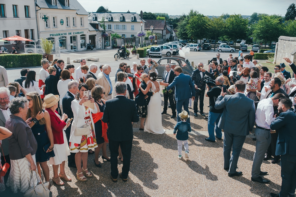 Mariage simple, végétal, fleuri, rustique à l'abbaye de Saint Martin de Boscherville en Normandie et réception de mariage aux grange de Bosc Grimont ; robe fluide dentelle, 2cv, polaroïd, costume et noeud papillon liberty par Emmanuelle Auzou de Vogue Photography, french wedding photographer in Normandy