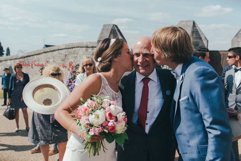 Mariage simple, végétal, fleuri, rustique à l'abbaye de Saint Martin de Boscherville en Normandie et réception de mariage aux grange de Bosc Grimont ; robe fluide dentelle, 2cv, polaroïd, costume et noeud papillon liberty par Emmanuelle Auzou de Vogue Photography, french wedding photographer in Normandy