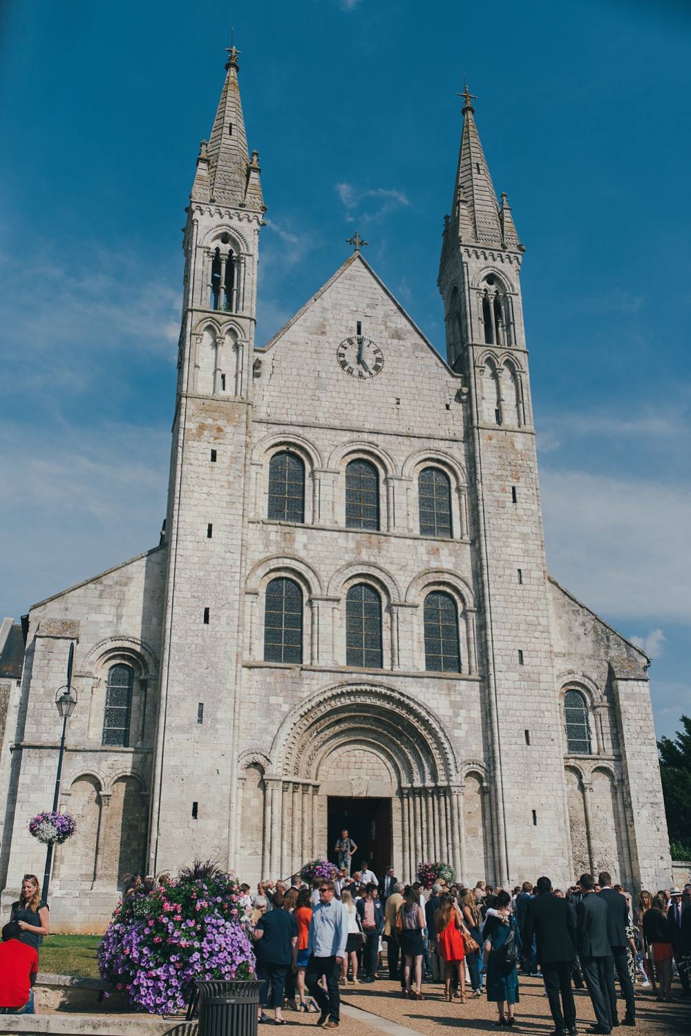 Mariage simple, végétal, fleuri, rustique à l'abbaye de Saint Martin de Boscherville en Normandie et réception de mariage aux grange de Bosc Grimont ; robe fluide dentelle, 2cv, polaroïd, costume et noeud papillon liberty par Emmanuelle Auzou de Vogue Photography, french wedding photographer in Normandy