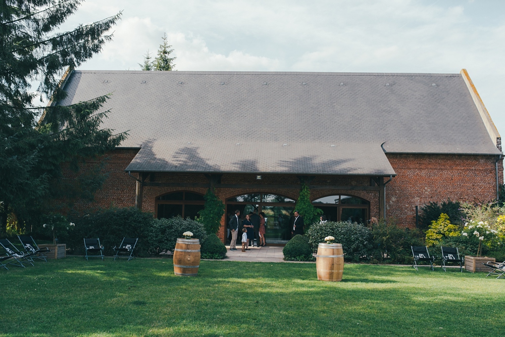 Mariage simple, végétal, fleuri, rustique à l'abbaye de Saint Martin de Boscherville en Normandie et réception de mariage aux grange de Bosc Grimont ; robe fluide dentelle, 2cv, polaroïd, costume et noeud papillon liberty par Emmanuelle Auzou de Vogue Photography, french wedding photographer in Normandy