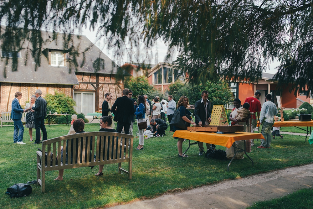 Mariage simple, végétal, fleuri, rustique à l'abbaye de Saint Martin de Boscherville en Normandie et réception de mariage aux grange de Bosc Grimont ; robe fluide dentelle, 2cv, polaroïd, costume et noeud papillon liberty par Emmanuelle Auzou de Vogue Photography, french wedding photographer in Normandy