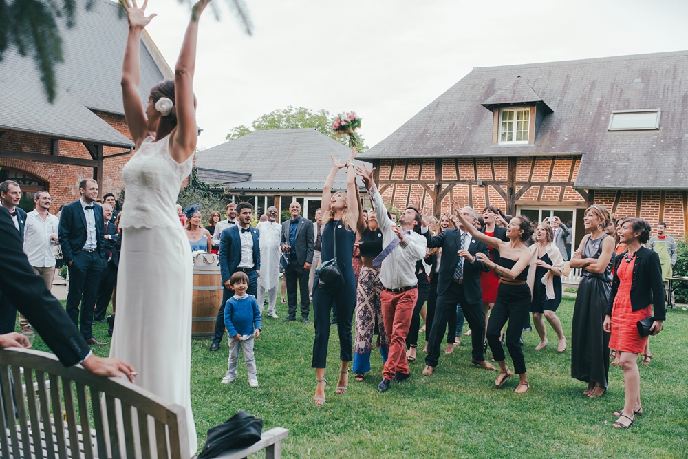 Mariage simple, végétal, fleuri, rustique à l'abbaye de Saint Martin de Boscherville en Normandie et réception de mariage aux grange de Bosc Grimont ; robe fluide dentelle, 2cv, polaroïd, costume et noeud papillon liberty par Emmanuelle Auzou de Vogue Photography, french wedding photographer in Normandy