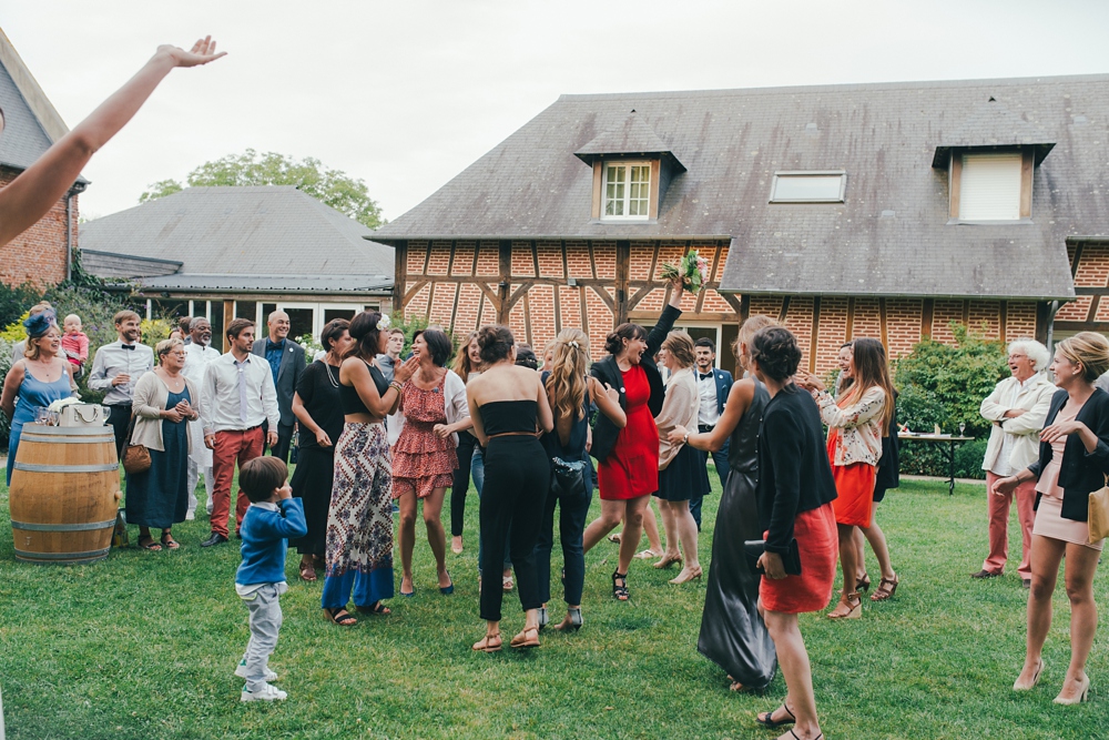 Mariage simple, végétal, fleuri, rustique à l'abbaye de Saint Martin de Boscherville en Normandie et réception de mariage aux grange de Bosc Grimont ; robe fluide dentelle, 2cv, polaroïd, costume et noeud papillon liberty par Emmanuelle Auzou de Vogue Photography, french wedding photographer in Normandy