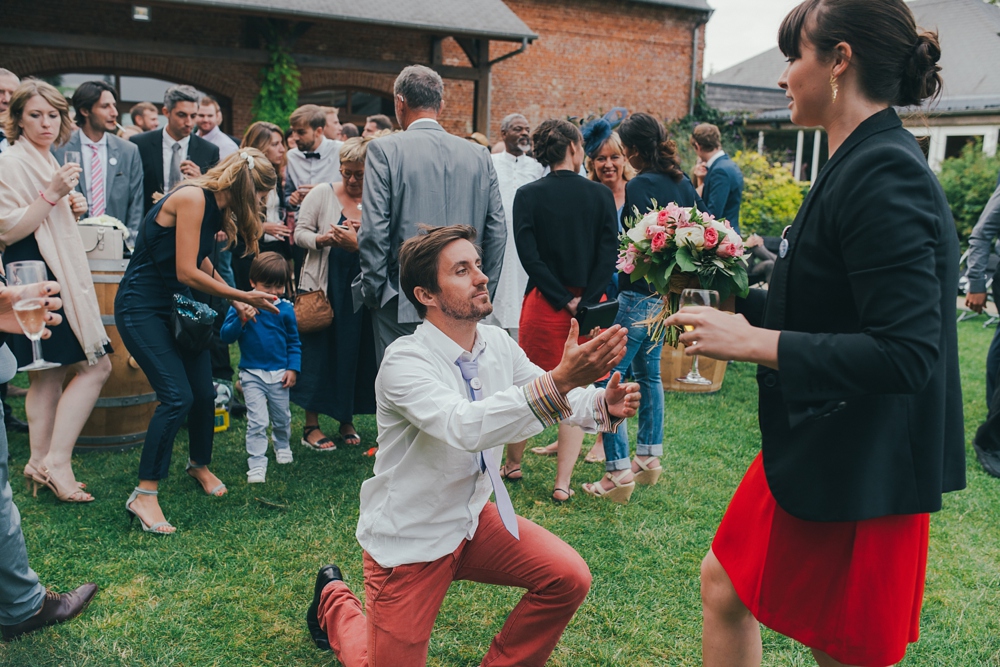 Mariage simple, végétal, fleuri, rustique à l'abbaye de Saint Martin de Boscherville en Normandie et réception de mariage aux grange de Bosc Grimont ; robe fluide dentelle, 2cv, polaroïd, costume et noeud papillon liberty par Emmanuelle Auzou de Vogue Photography, french wedding photographer in Normandy