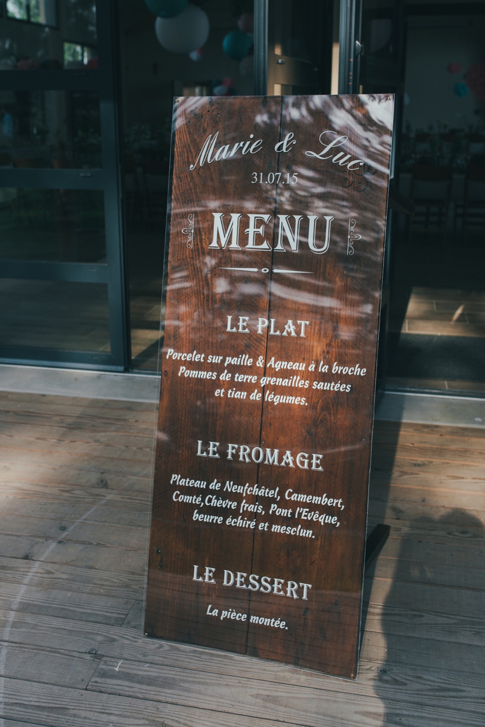Mariage simple, végétal, fleuri, rustique à l'abbaye de Saint Martin de Boscherville en Normandie et réception de mariage aux grange de Bosc Grimont ; robe fluide dentelle, 2cv, polaroïd, costume et noeud papillon liberty par Emmanuelle Auzou de Vogue Photography, french wedding photographer in Normandy