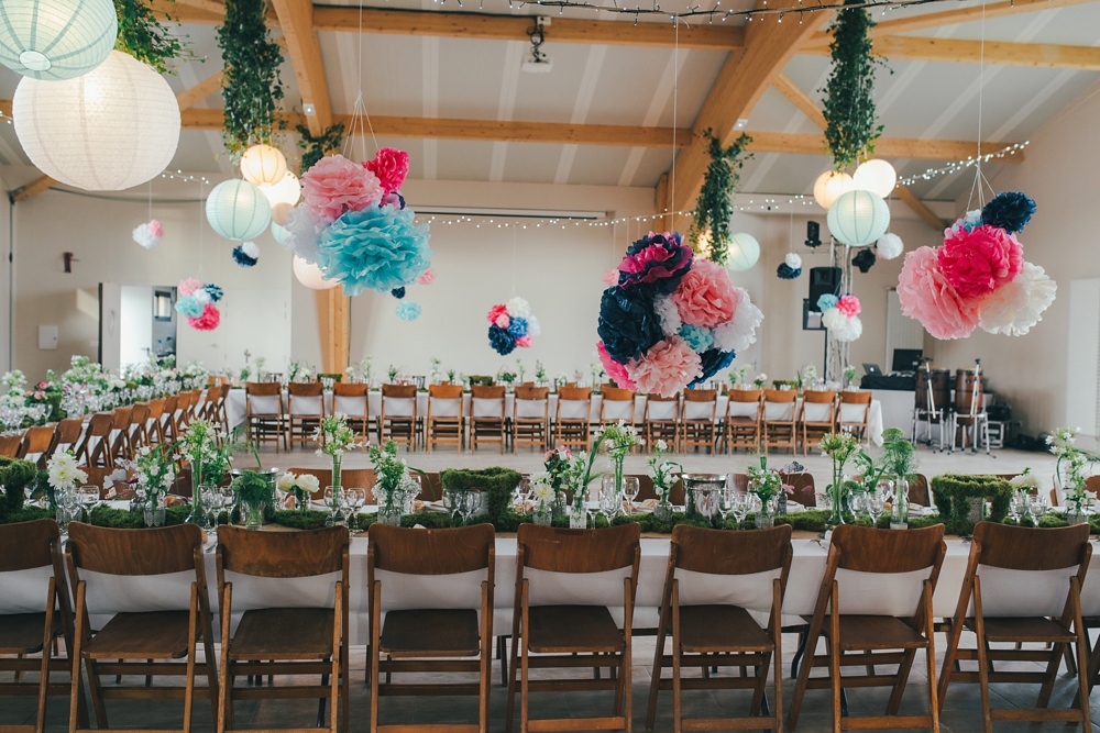 Mariage simple, végétal, fleuri, rustique à l'abbaye de Saint Martin de Boscherville en Normandie et réception de mariage aux grange de Bosc Grimont ; robe fluide dentelle, 2cv, polaroïd, costume et noeud papillon liberty par Emmanuelle Auzou de Vogue Photography, french wedding photographer in Normandy
