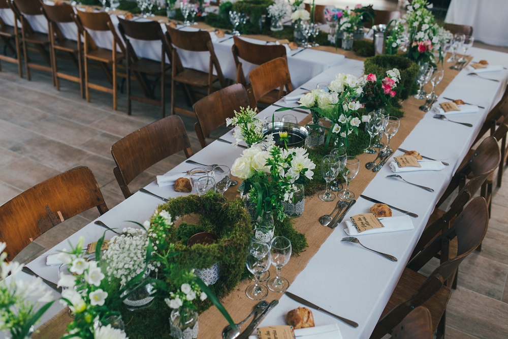 Mariage simple, végétal, fleuri, rustique à l'abbaye de Saint Martin de Boscherville en Normandie et réception de mariage aux grange de Bosc Grimont ; robe fluide dentelle, 2cv, polaroïd, costume et noeud papillon liberty par Emmanuelle Auzou de Vogue Photography, french wedding photographer in Normandy