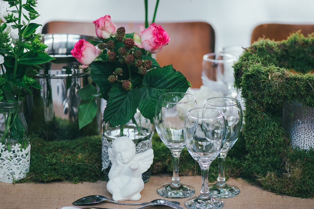 Mariage simple, végétal, fleuri, rustique à l'abbaye de Saint Martin de Boscherville en Normandie et réception de mariage aux grange de Bosc Grimont ; robe fluide dentelle, 2cv, polaroïd, costume et noeud papillon liberty par Emmanuelle Auzou de Vogue Photography, french wedding photographer in Normandy