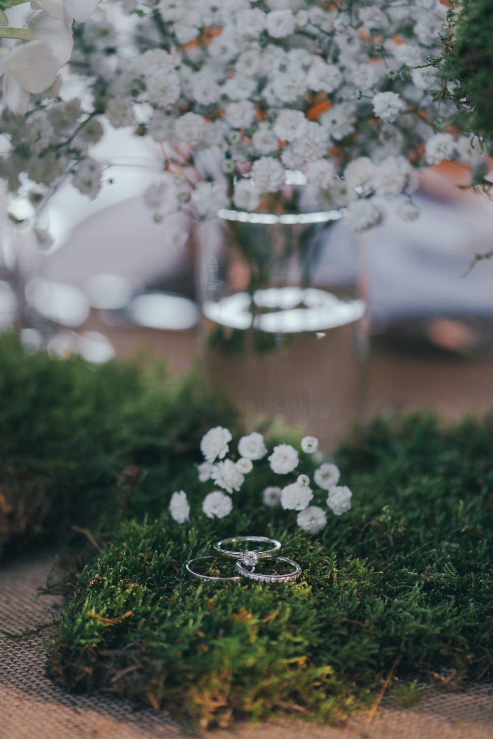 Mariage simple, végétal, fleuri, rustique à l'abbaye de Saint Martin de Boscherville en Normandie et réception de mariage aux grange de Bosc Grimont ; robe fluide dentelle, 2cv, polaroïd, costume et noeud papillon liberty par Emmanuelle Auzou de Vogue Photography, french wedding photographer in Normandy
