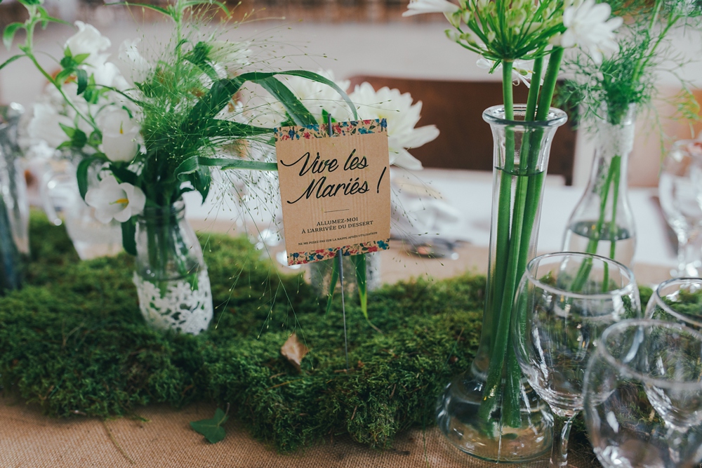 Mariage simple, végétal, fleuri, rustique à l'abbaye de Saint Martin de Boscherville en Normandie et réception de mariage aux grange de Bosc Grimont ; robe fluide dentelle, 2cv, polaroïd, costume et noeud papillon liberty par Emmanuelle Auzou de Vogue Photography, french wedding photographer in Normandy