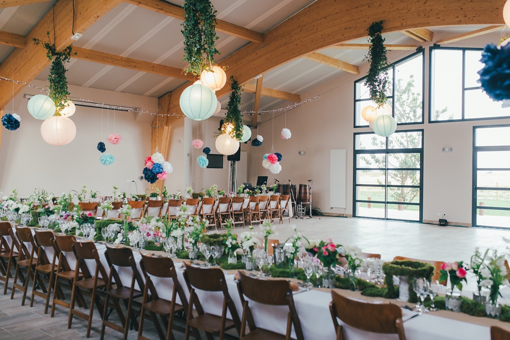 Mariage simple, végétal, fleuri, rustique à l'abbaye de Saint Martin de Boscherville en Normandie et réception de mariage aux grange de Bosc Grimont ; robe fluide dentelle, 2cv, polaroïd, costume et noeud papillon liberty par Emmanuelle Auzou de Vogue Photography, french wedding photographer in Normandy