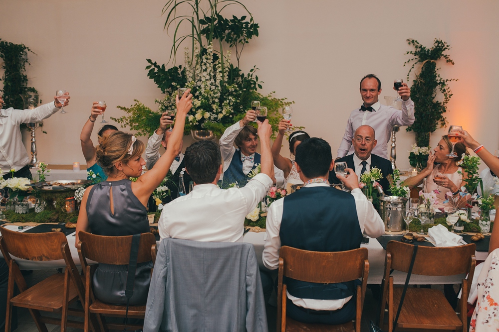 Mariage simple, végétal, fleuri, rustique à l'abbaye de Saint Martin de Boscherville en Normandie et réception de mariage aux grange de Bosc Grimont ; robe fluide dentelle, 2cv, polaroïd, costume et noeud papillon liberty par Emmanuelle Auzou de Vogue Photography, french wedding photographer in Normandy