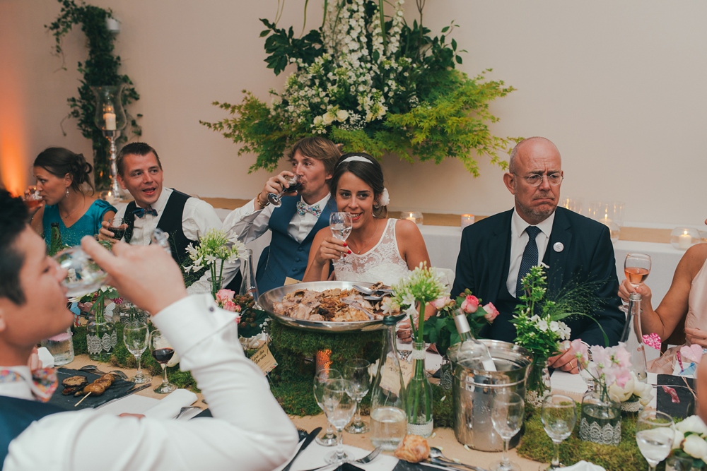 Mariage simple, végétal, fleuri, rustique à l'abbaye de Saint Martin de Boscherville en Normandie et réception de mariage aux grange de Bosc Grimont ; robe fluide dentelle, 2cv, polaroïd, costume et noeud papillon liberty par Emmanuelle Auzou de Vogue Photography, french wedding photographer in Normandy