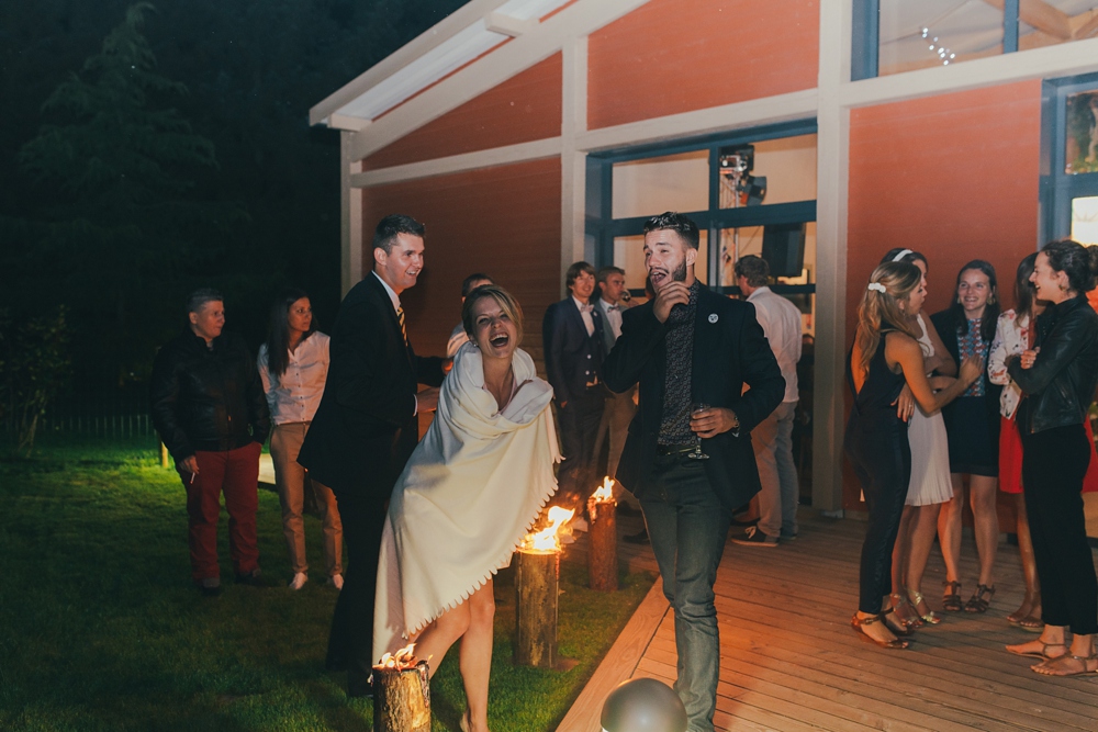 Mariage simple, végétal, fleuri, rustique à l'abbaye de Saint Martin de Boscherville en Normandie et réception de mariage aux grange de Bosc Grimont ; robe fluide dentelle, 2cv, polaroïd, costume et noeud papillon liberty par Emmanuelle Auzou de Vogue Photography, french wedding photographer in Normandy